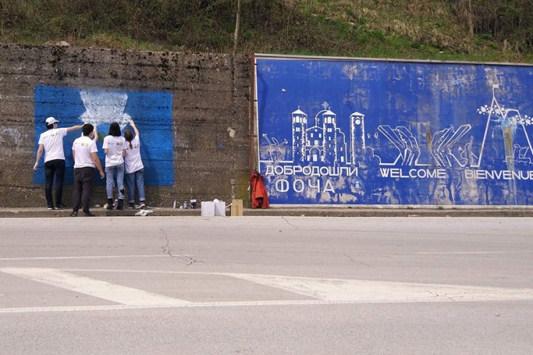 Srednjoškolci u Foči naslikali dva murala s porukama mira