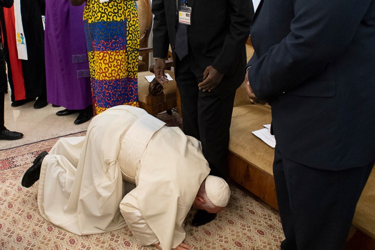 Papa ljubio stopala vođama Južnog Sudana