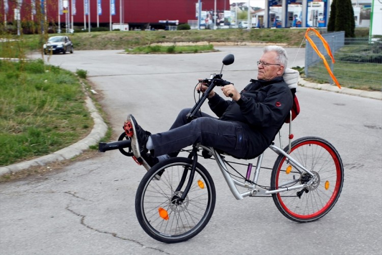 U osmoj deceniji vozi ležeći bicikl koji je sam napravio