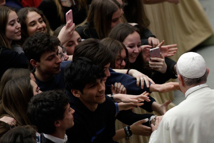 Papa kritikovao zavisnost o mobilnom telefonu