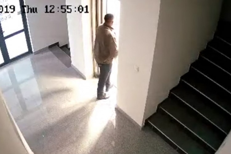 Snimljen kako vrši nuždu u liftu u Doboju, stanari zgrade objavili video