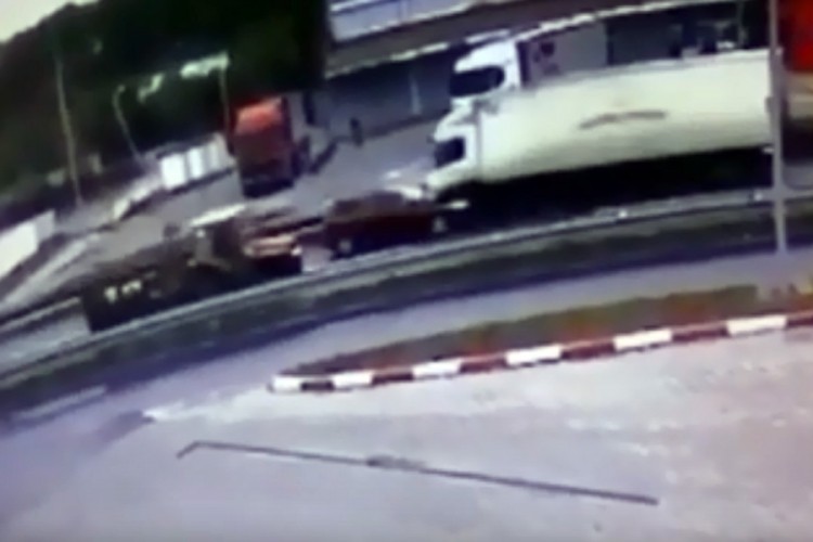 Kamere snimile stravičnu nesreću kod Kraljeva: Preticao traktor pa se zabio u kamion