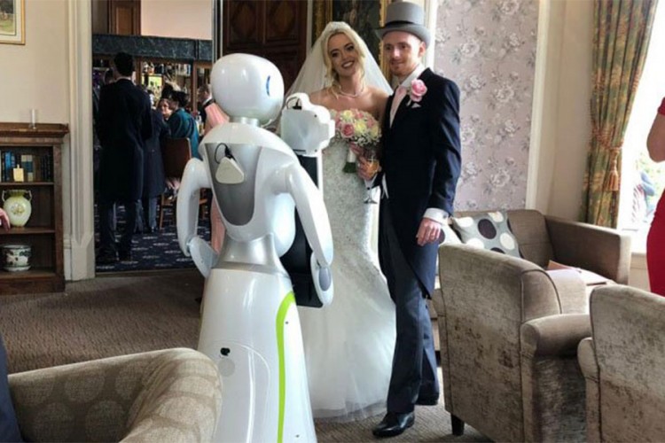 Robot Eva obavila prvo profesionalno fotografisanje vjenčanja