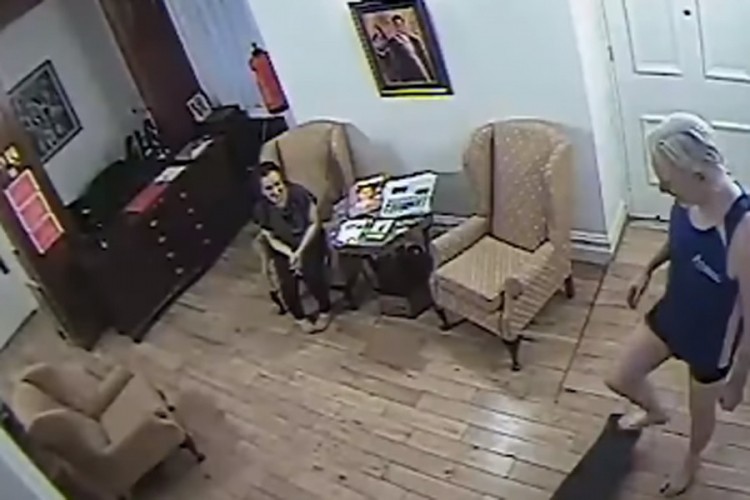 Objavljen snimak: Šta je Asanž radio u Ekvadorskoj ambasadi?