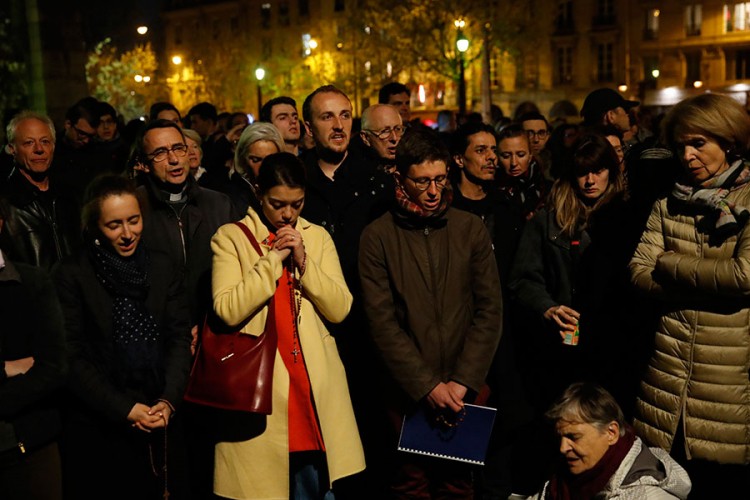 Šok i nevjerica na licima Parižana, pjevaju i mole se