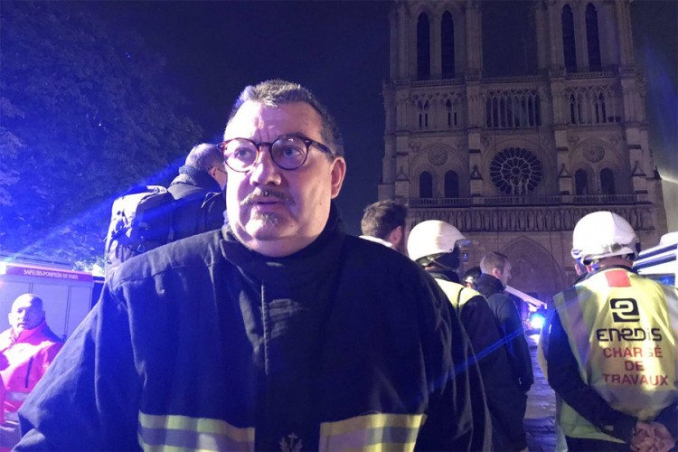 Francuski sveštenik utrčao u katedralu i spasio  "Hristovu krunu"