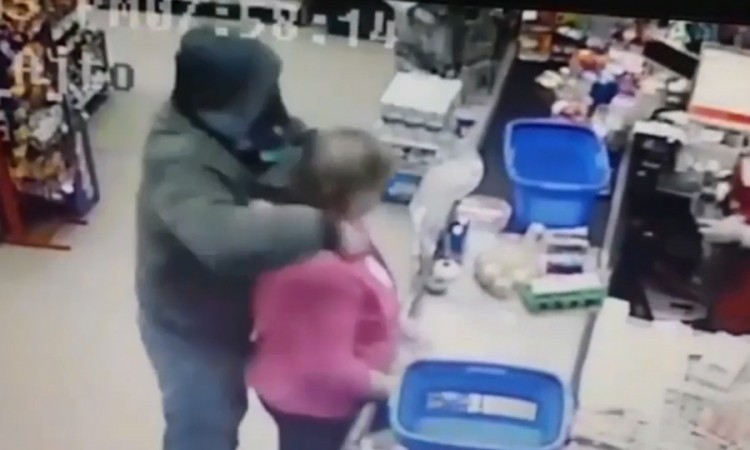 Stavio ženi nož pod grlo i opljačkao market, video objavljen na Facebooku
