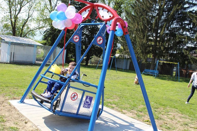 U zavodu "Dr Miroslav Zotović" postavljena ljuljaška za djecu koja koriste invalidska kolica