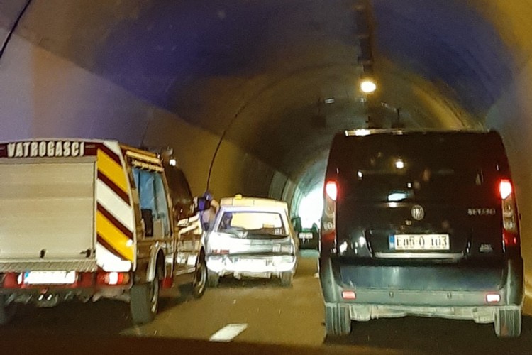 Otežan saobraćaj zbog saobraćajne nezgode u tunelu kod Sarajeva