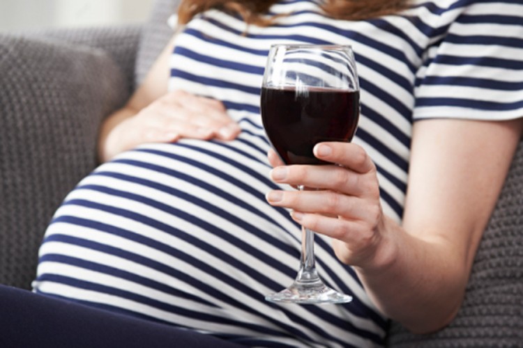 Pijana majka rodila djevojčicu sa četiri promila alkohola u krvi