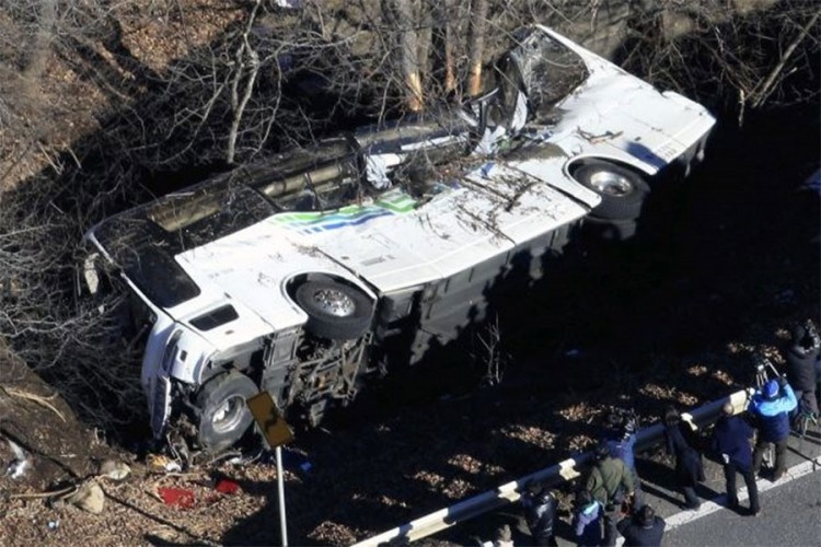 Autobus se survao niz liticu, 25 poginulih