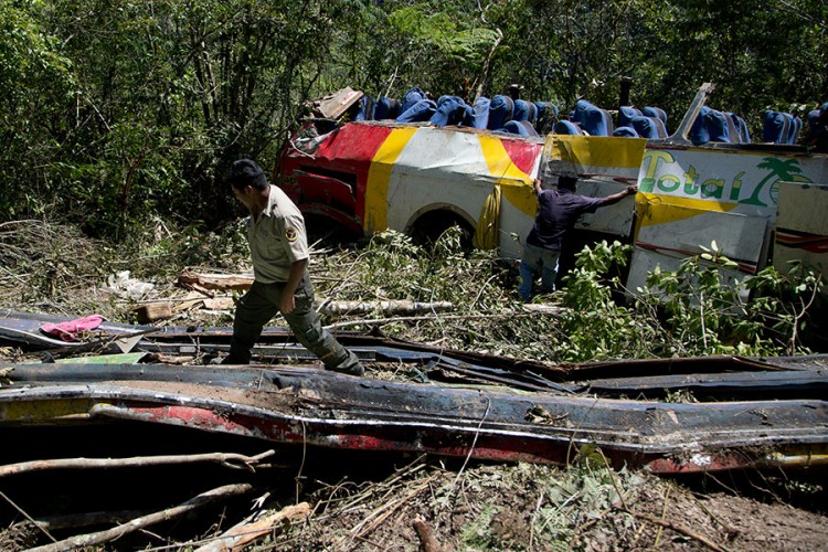 Autobus se survao niz liticu u Boliviji, 25 poginulih
