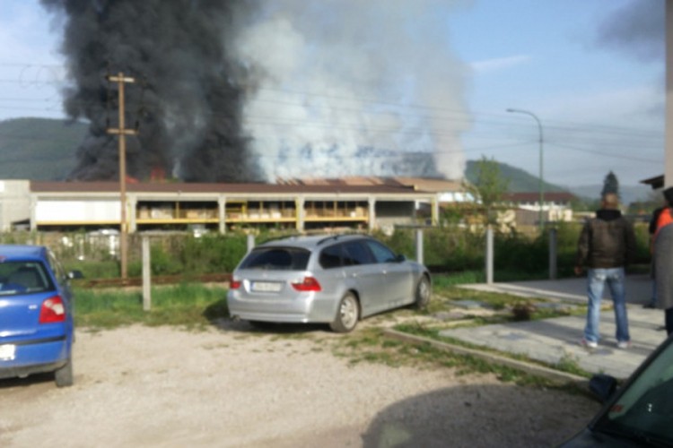 Veliki požar kod Sarajeva, gori skladište privatne firme