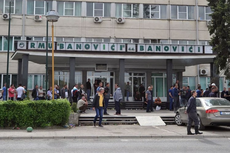 Rudari i dalje protestuju pred upravom Rudnika "Banovići"