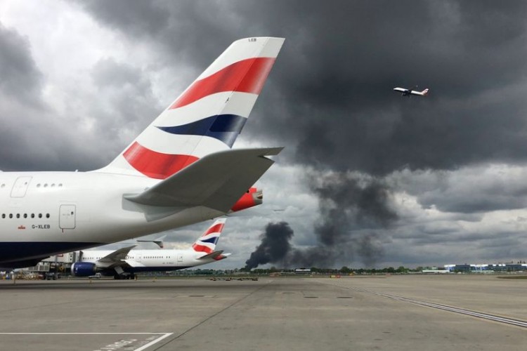Eksplozija i crni dim u blizini londonskog aerodroma Hitrou