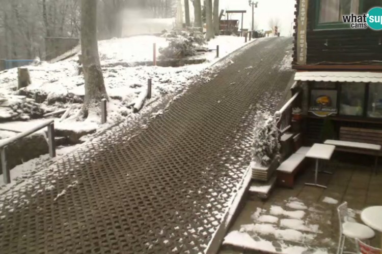 Snijeg iznenadio Slovence, problemi u saobraćaju