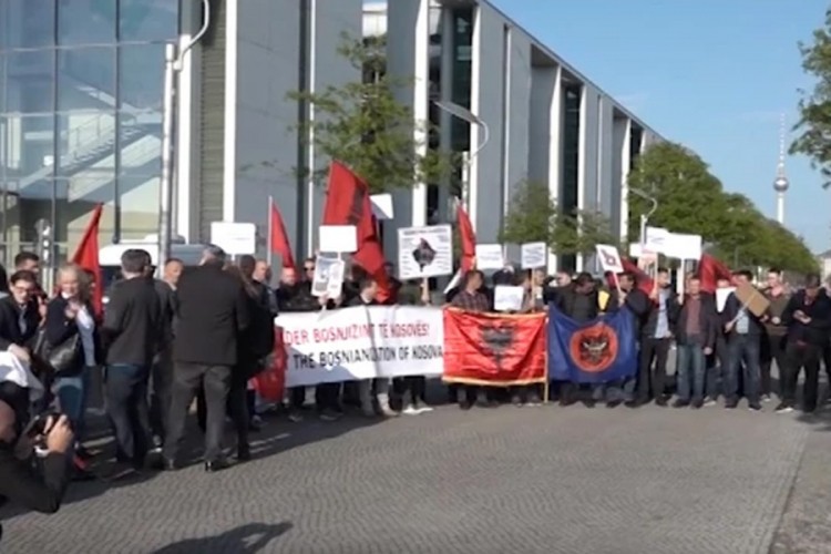 Protest ispred Bundestaga protiv "bosnizacije" KiM uz zastave Velike Albanije