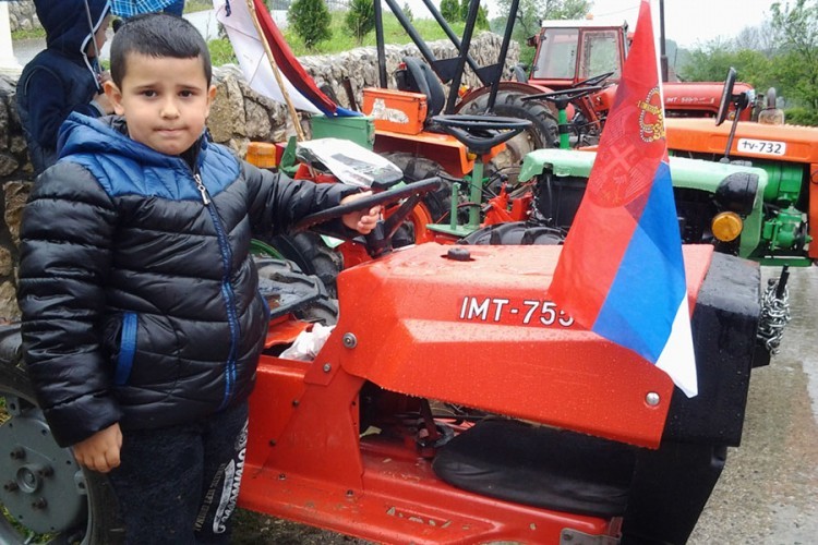 Šestogodišnjak vozi mini-traktor koji mu je napravio otac