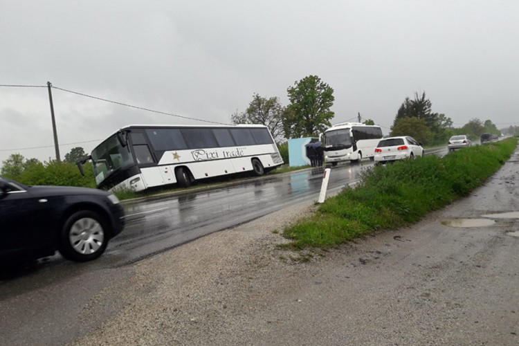 Autobus sletio s ceste na putu Banjaluka - Prijedor