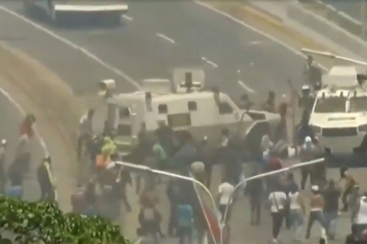 Haos u Venecueli: Vojno vozilo pregazilo demonstrante
