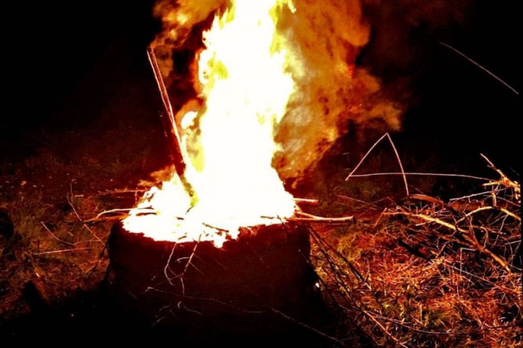 Čuvaju tradiciju, zapalili logorsku vatru uoči Prvog maja