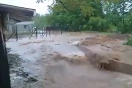 Poplavljeno desetine objekata u Zavidovićima i Maglaju