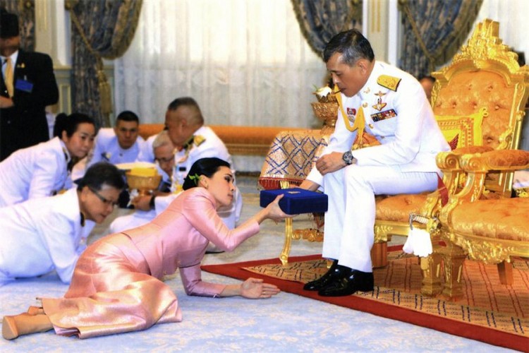 Filmska priča na Tajlandu: Kralj oženio svoju tjelohraniteljku