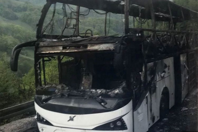 Autobus koji se zapalio sinoć na Bradini u potpunosti izgorio