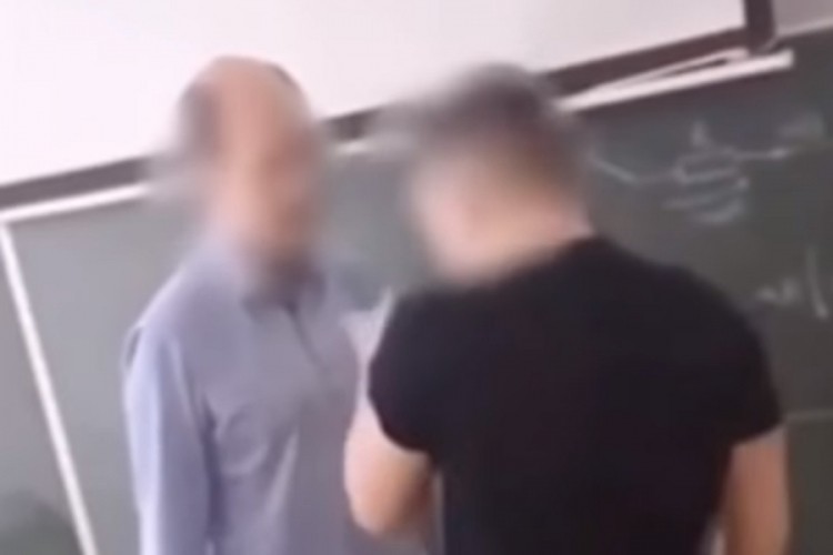 Nastavnik pljunuo učenika, ovaj nasrnuo na njega, ostali snimali incident