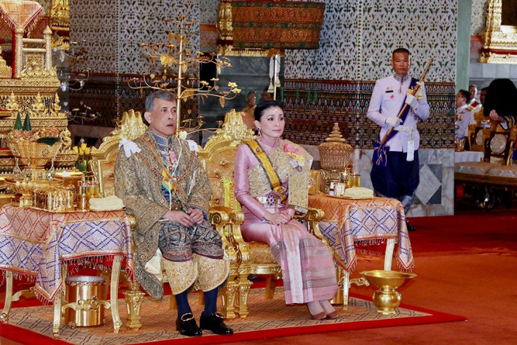 Ko je novi kontroverzni kralj Tajlanda Maha Vadžiralongkorn?
