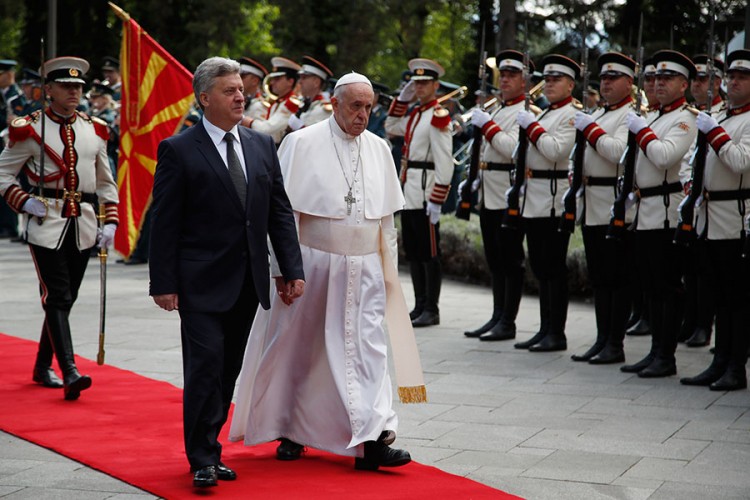 Papa Franja stigao u Skoplje, dočekan sa hljebom i solju