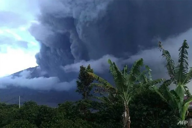 Vulkan Sinabung izbacio pepeo i dim