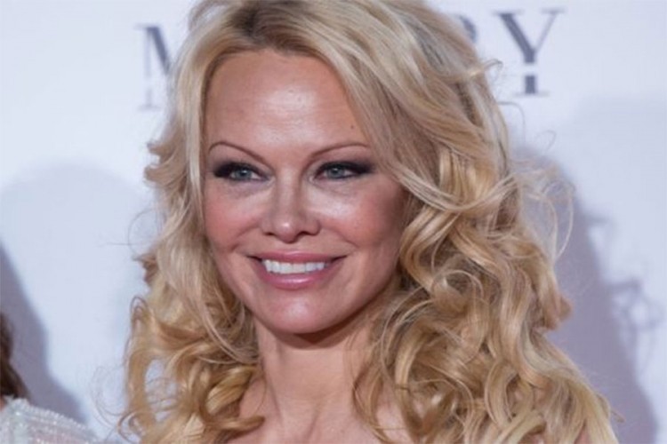 Pamela Anderson posjetila Asanža u zatvoru