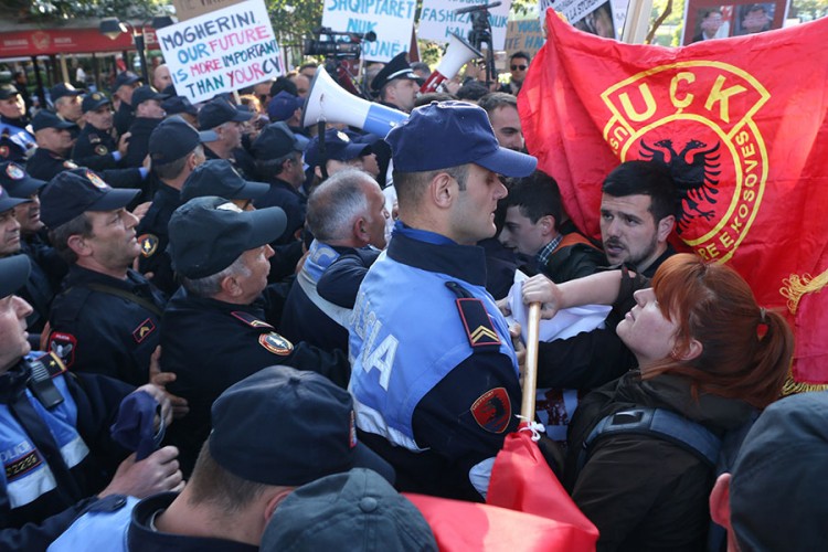 Na protestu protiv dolaska Dodika i Vučića demonstranti se sukobili sa policijom