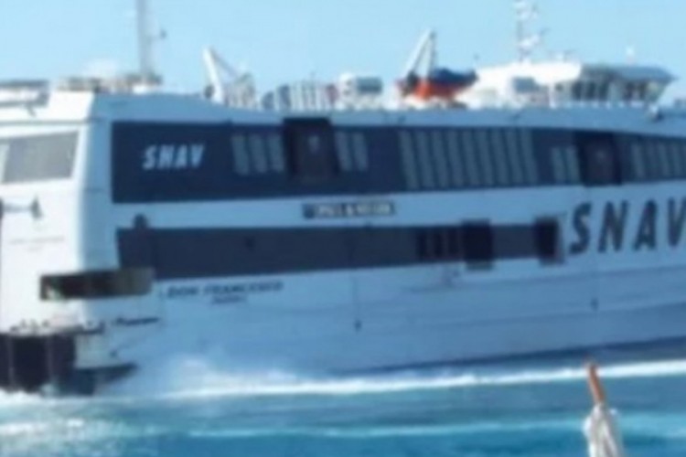 Brod za Split se pokvario nasred Jadrana, 250 putnika satima pluta