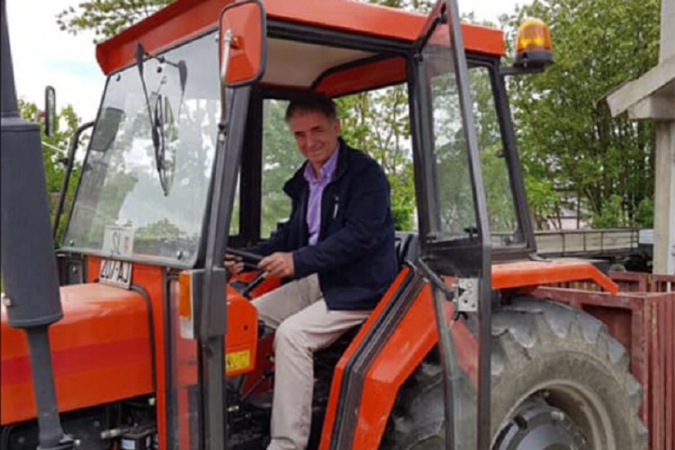 Fotografija Pupovca na traktoru izazvala reagovanja u Hrvatskoj