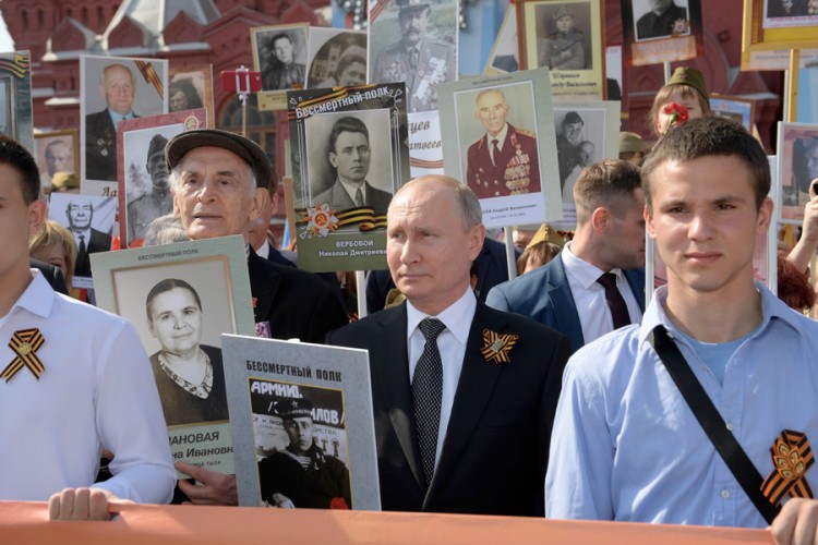Putin na čelu "Besmrtnog puka" u Moskvi