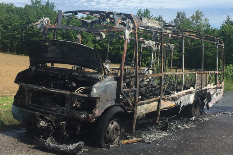 Zapalio se mini bus, brzom reakcijom vozača spriječena tragedija