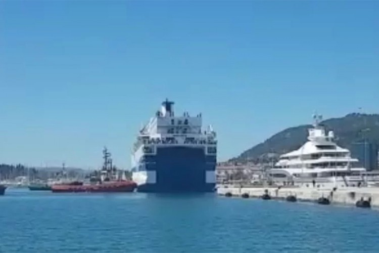 Pokvareni brod uplovio u Split