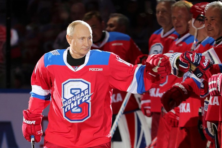 Putin izašao na led i zaigrao hokej