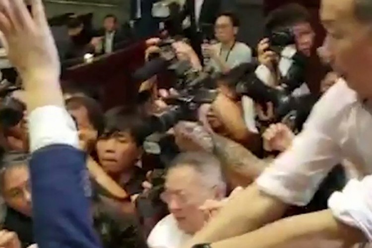 Tuča poslanika u Hong Kongu