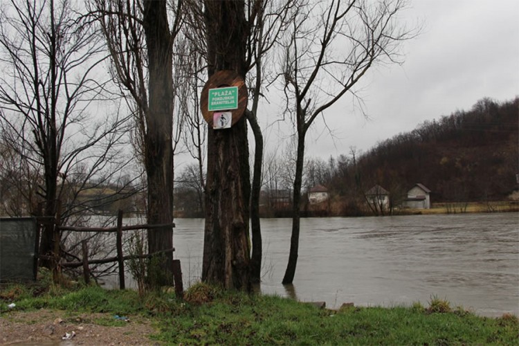 Na području Bihaća poplavljeno nekoliko objekata, vodostaji u porastu