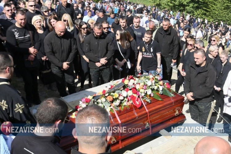 Nosio sanduk i plakao: Objavljene fotografije Rodoljuba Gajića sa sahrane Kruniću