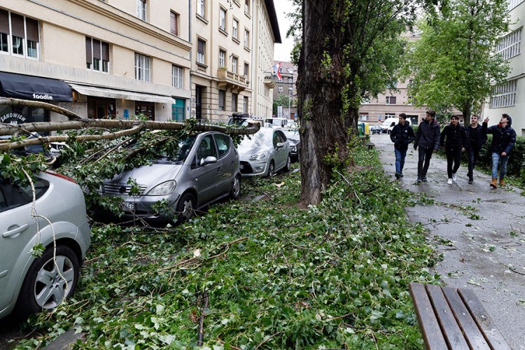 Vjetar prevrtao štandove u Zagrebu, povrijeđene dvije žene