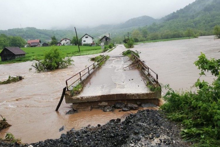Zbog klizišta i poplava na području Prnjavora zatvoreni pojedini putevi