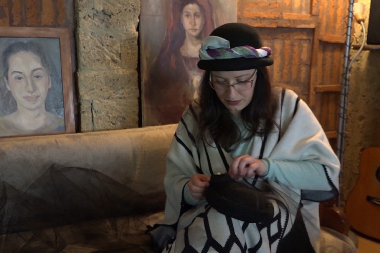 Sanjanka Emina Alagić ručno izrađuje šešire: Kod nas se rugaju ženama koje ih nose