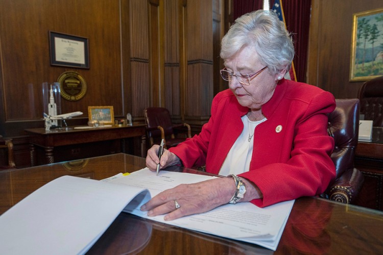 Guvernerka Alabame potpisala zakon o zabrani abortusa