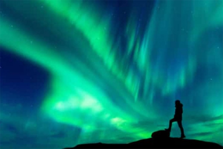 Polarna svjetlost Aurora Borealis se približava Zemlji
