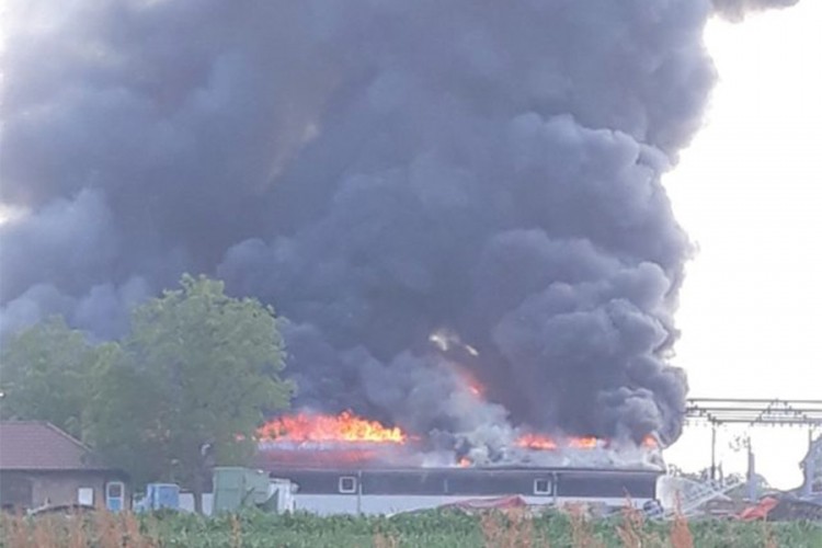 Veliki požar u Gradišci, gori fabrika namještaja