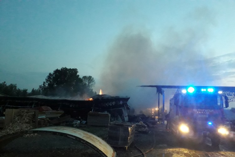 Vatrogasci i dalje gase vatru u pogonu fabrike namještaja
